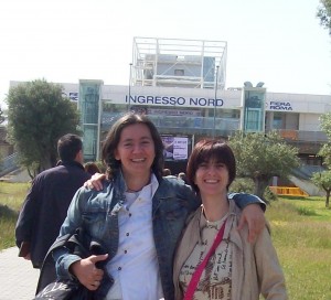 Monica e Bianca davanti al padiglione Fiera a Roma
