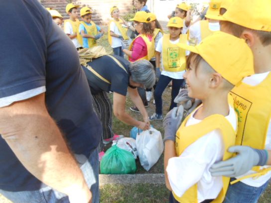 Gli alunni intorno ai sacchi che contengono i rifiuti raccolti.