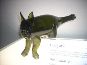 Gatto creato con bottiglie di vetro di riciclo