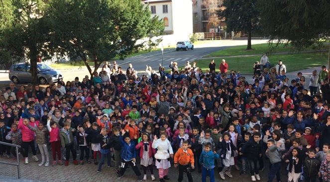 I bambini della Primaria realizzano il flash mob.