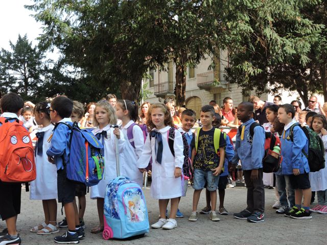 Gli alunni della IB entrano a scuola