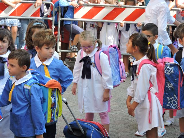 Gli alunni della IC entrano a scuola