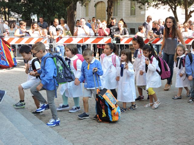 Gli alunni della ID entrano a scuola