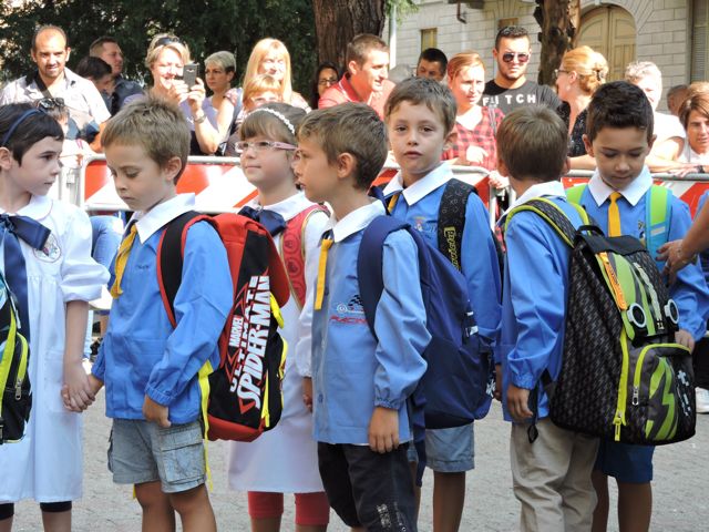 Gli alunni della IE entrano a scuola