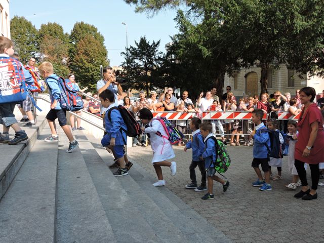 Gli alunni della IF entrano a scuola